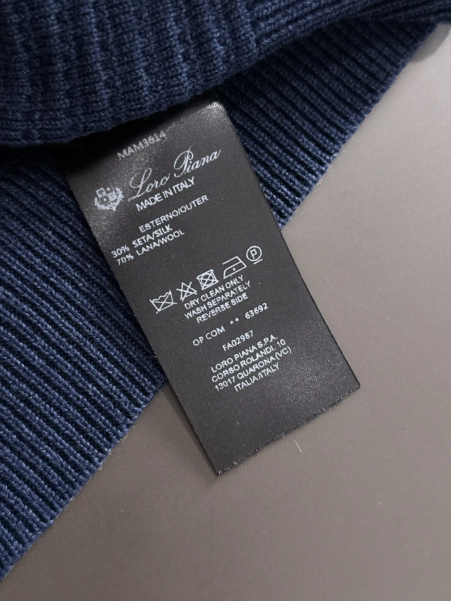 Next day shipment LP high quality Loro Piana 26ss New Arrival men's short-sleeved T-shirt Made of combed cotton yarn knitted cotton fabric, no pressure when entering and exiting the counter Exclusive control of raw materials It feels substantial when weighed, and the upper body is more textured than ordinary T-shirts. This texture can cope with the weather easily and is suitable for both hot and cold! Loose fit design, looks noble. The only correct version is available Size: M to XXXL